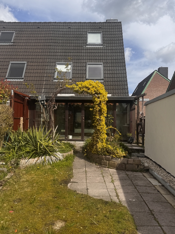 Gartenansicht Rellingen Doppelhaush�lfte Haus mit Herz und Potenzial - familienfreundliche Doppelhaush�lfte