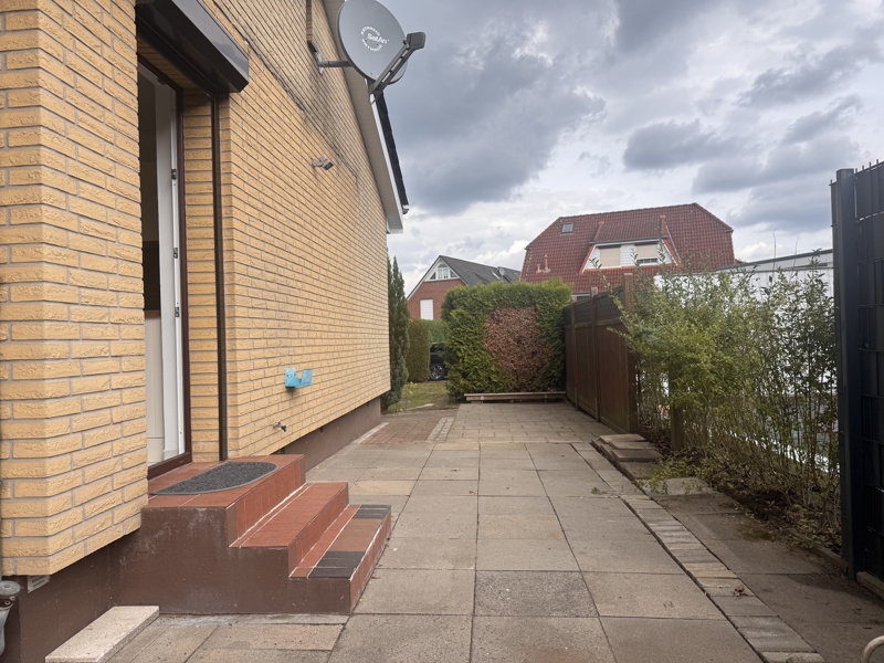 Terrasse k�nftig mit �berdachung Bungalow Rellingen