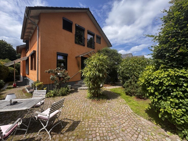 Hausansicht Eingang Pinneberg Einfamilienhaus Individuell, gro�z�gig - technisch topp PV-Anlage/Speicher und Wallbox, W�rmepumpe problemlos m�glich