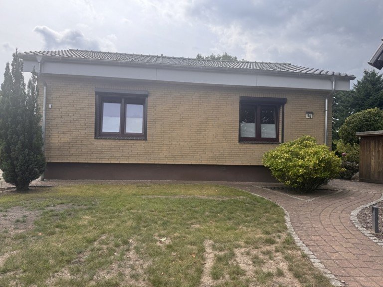 Ansicht Strasse Rellingen Bungalow Ihr Zuhause in ansprechendem Bungalow mit Terrasse/Garten, gut geeignet auch f�r Senioren